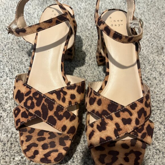 A NEW DAY CHEETAH BLOCK SANDAL HEELS SZ 8M - Picture 4 of 5